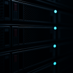 Серверна стійка з VPS серверами в затемненому освітленні