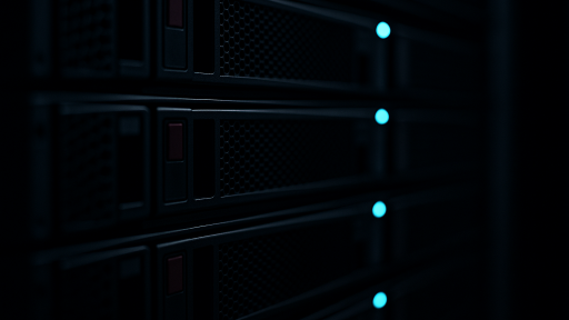 Серверна стійка з VPS серверами в затемненому освітленні