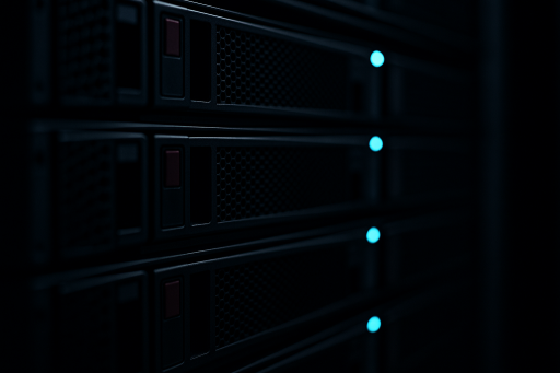 Серверна стійка з VPS серверами в затемненому освітленні